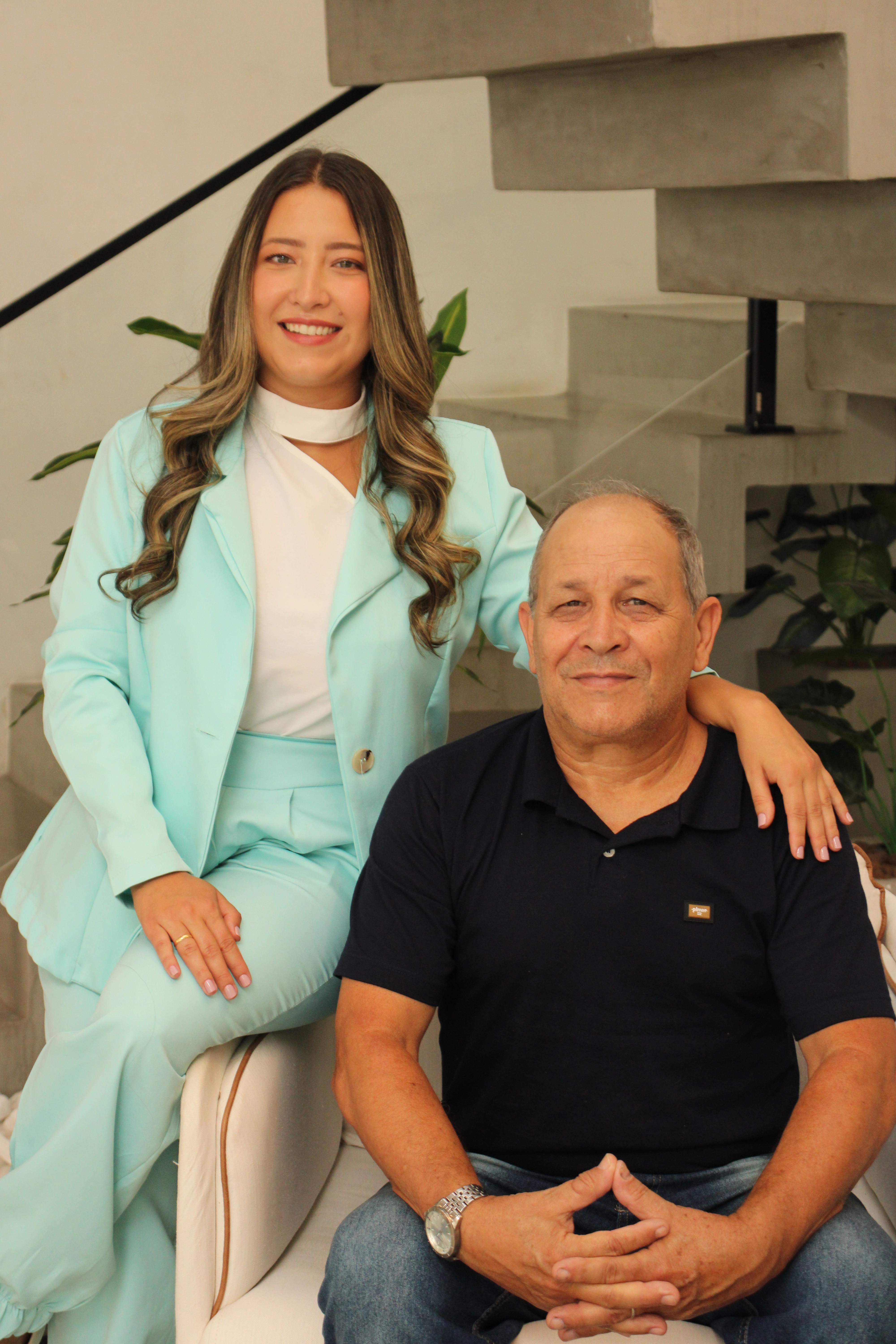 Equipe Pro Micro Contabilidade — pai e filha trabalhando juntos